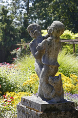 Garten Gestaltung: Marmor Statue im blühenden Rosengarten an der Isar in München