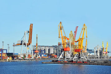 Fototapeta na wymiar Port cargo d¼wig i pojemnik na niebieskim tle nieba