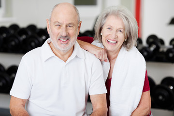 lachendes älteres paar im sportstudio
