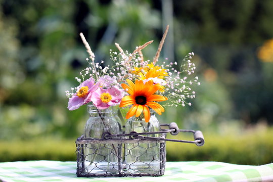 Gesteck Gartenblumen unscharfer Hintergrund
