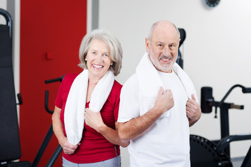 älteres paar beim fitnesstraining