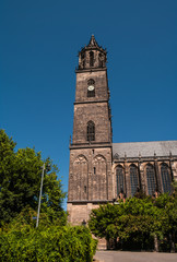 Fototapeta na wymiar Katedra w Magdeburgu na rzeki Łaby, Niemcy