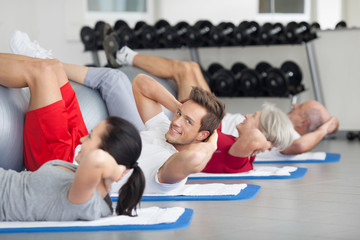 junger mann im fitnesskurs
