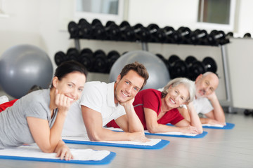 gruppe im fitnessstudio