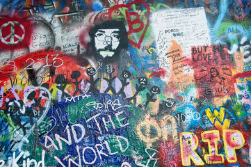 Naklejka premium Kolorowe ściany Johna Lennona w Pradze