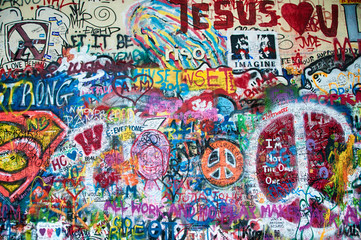 Kleurrijke John Lennon-muur in Praag