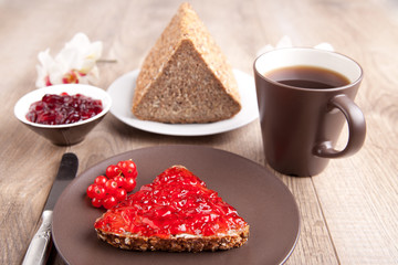 Frühstück mit Marmeladenbrot