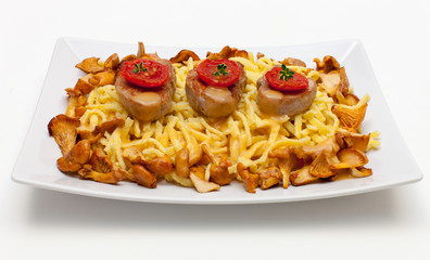 Schweinemedaillons mit Pfifferlingen und Spätzle
