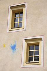 Fototapeta na wymiar grafittis sur la façade