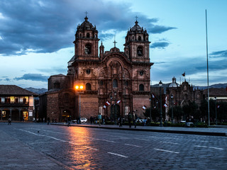 Fototapeta na wymiar Curch na Rynku Głównym - Plaza de Armas