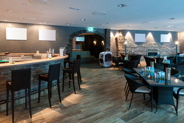 Loungebar im Restaurant mit weißen Bilderrahmen