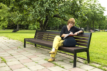 Woman plans to work dent sitting in the park in a lunch break