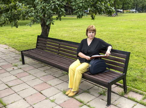 Woman Plans To Work Dent Sitting In The Park In A Lunch Break