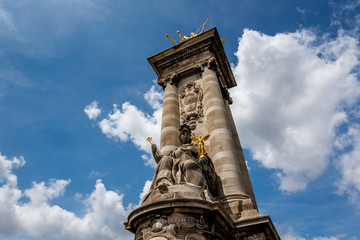Fototapeta na wymiar Most Aleksandra III Filar zamknąć przeciwko chmury, Paryż, Fran