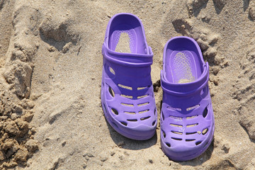Naklejka premium Crocks in sand