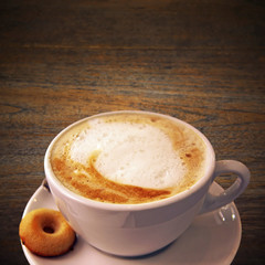milchkaffee mit biskuit