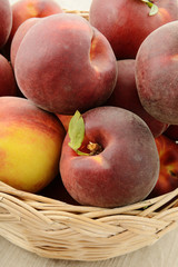 Cesto di pesche