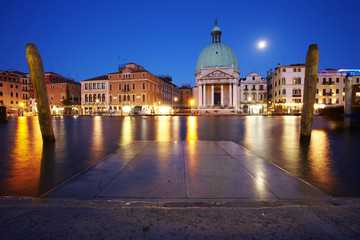 Fototapeta na wymiar San Simeone Piccolo 01, Venedig bei Nacht