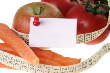 Obst und Gemüse mit leerem Zettel und Maßband