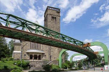 Schwebebahn in Wuppertal Sonnborn vor der Hauptkirche