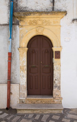 Fototapeta na wymiar Drewniane drzwi. Ceglie. Apulia. Włochy.