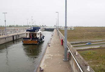 Schip vaart in het naviduct te Enkhuizen