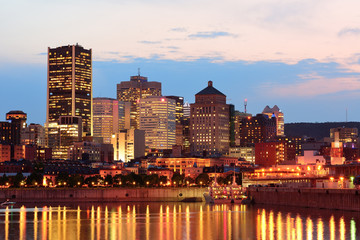 Naklejka premium Montreal over river at sunset