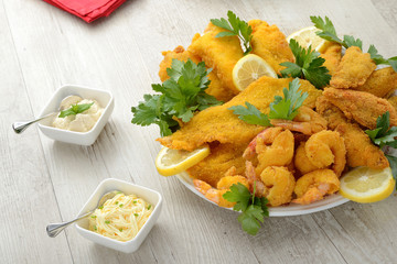 Piatto di pesce fritto con salse