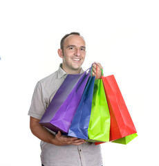 Hombre sonriente con bolsas de compra