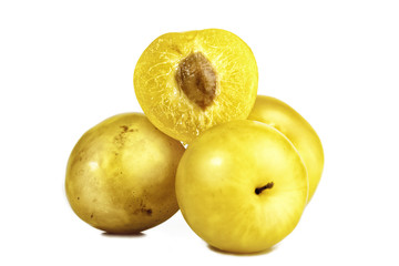 albaricoques amarillos sobre fondo blanco