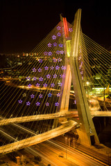 Fototapeta na wymiar Nowoczesny most w nocy