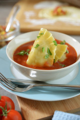 Ravioli mit Petersilie und Tomatensauce