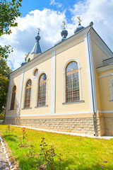Fototapeta na wymiar lato żółty kościół