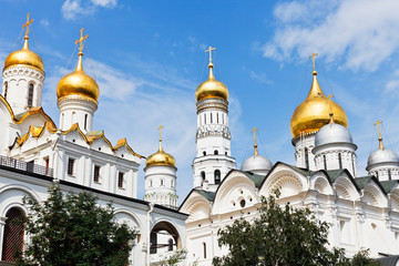 Fototapeta na wymiar gold domes of Moscow Kremlin Cathedrals