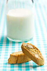 cantuccini cookies and milk