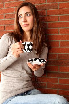 Frau beim Kaffee trinken