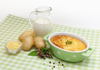 Kartoffelgratin in moderner Auflaufform