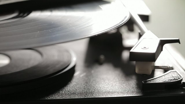 OLD VINTAGE TURN TABLE PHONOGRAPH RECORD PLAYER