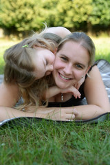 Tochter gibt Mutter einen Kuss