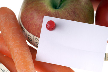 Obst und Gemüse mit leerem Zettel und Maßband