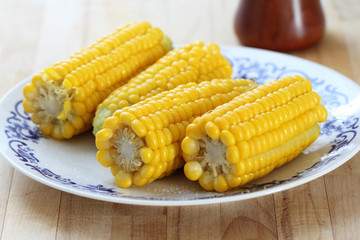boiled corn on plate
