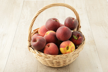 Cesto di pesche