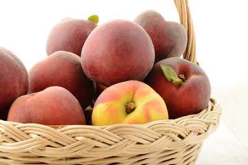 Cesto di pesche
