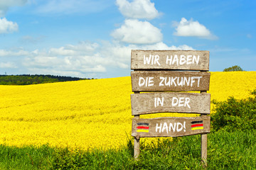 Holzschild - Wir haben die Zukunft in der Hand!