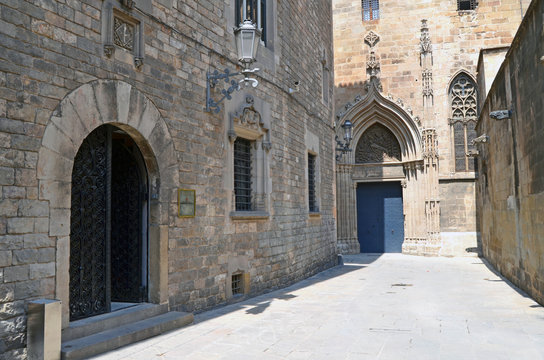 Callejón del casco antiguo trás la catedral.  Barcelona.