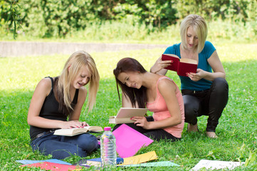 3er Gruppe Mädchen beim lesen im Park
