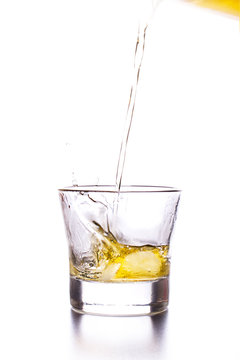 whiskey splash beim eingie&szlig;en