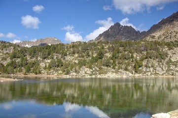 Fototapeta na wymiar Jezioro Pyrennees