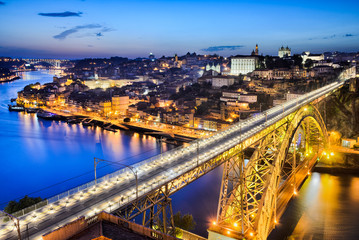 Fototapeta na wymiar Porto z mostu Dom Luiz, Portugalia