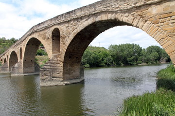 Fototapeta na wymiar Romański most w Puente la Reina, Nawarra, Hiszpania